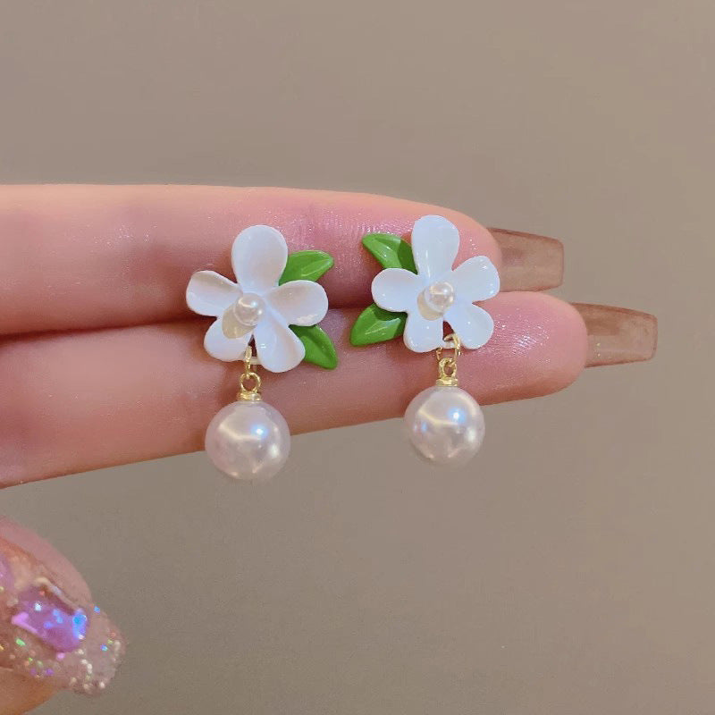 Charming Pearl Earring for Any Occasion