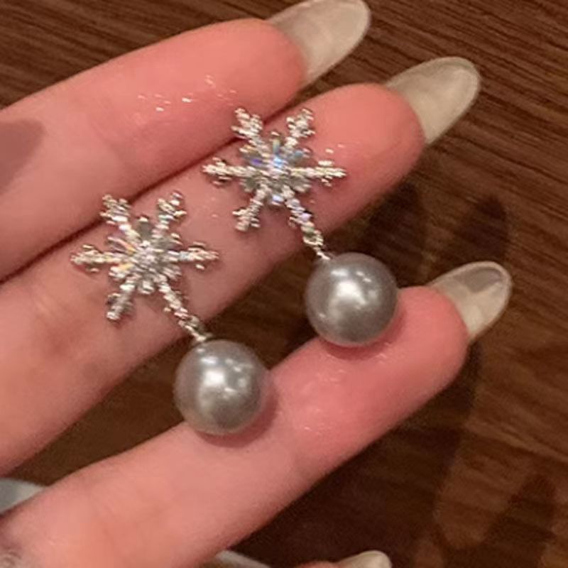 Beautiful Pearl Earring with Unique Style