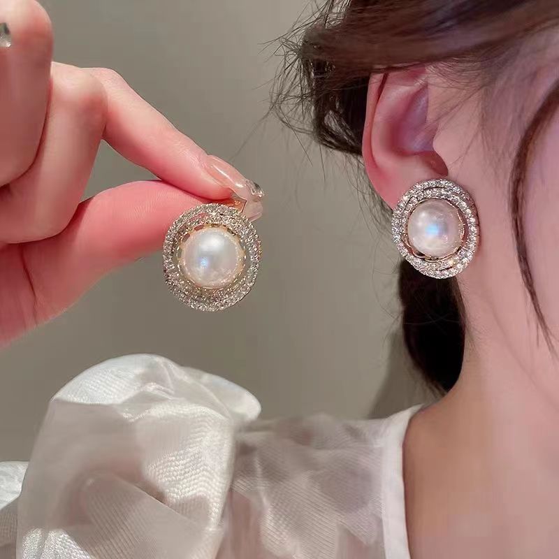 Beautiful Pearl Earring with Unique Style