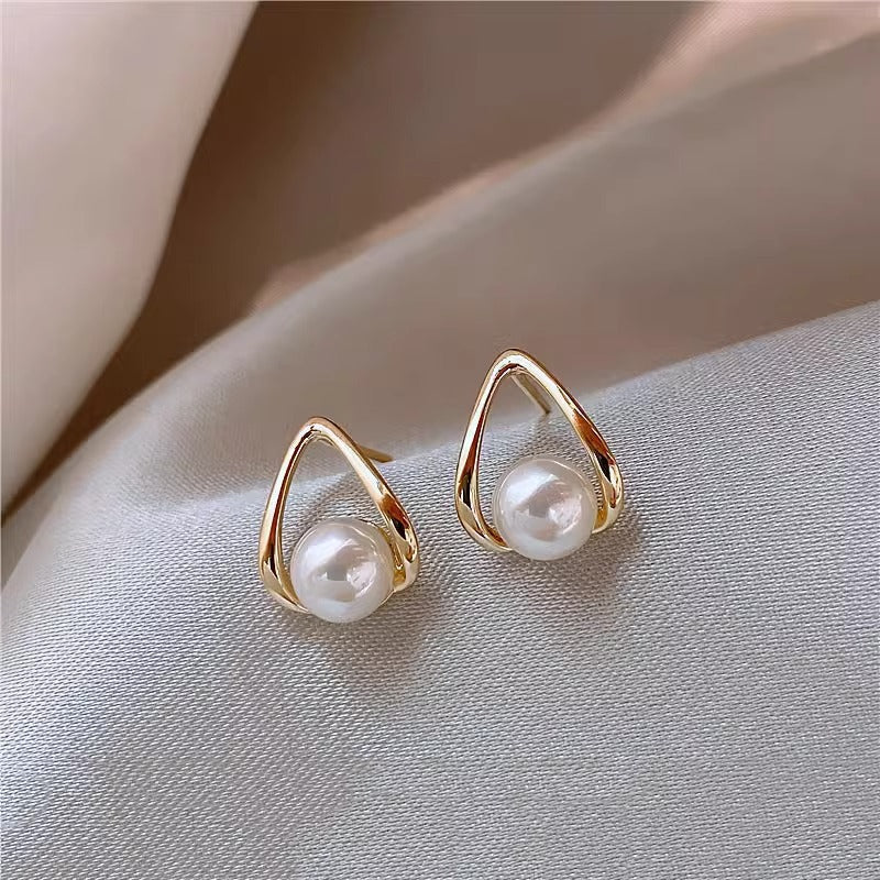 A Beautiful Pearl Earring with Unique Style