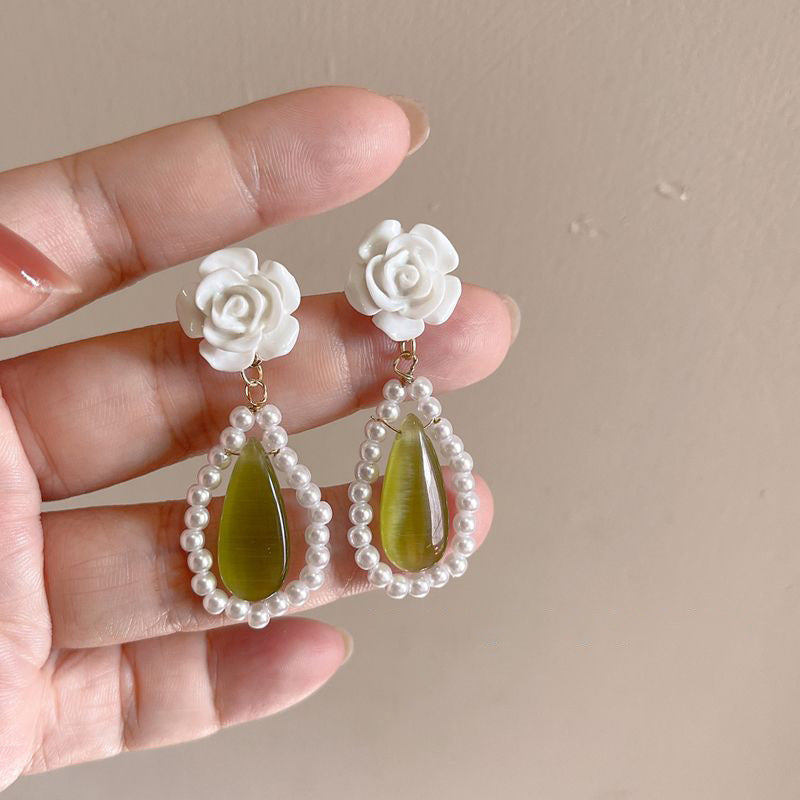 A Beautiful Pearl Earring with Unique Style