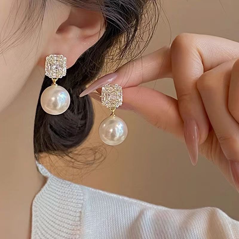 Beautiful Pearl Earring with Unique Style