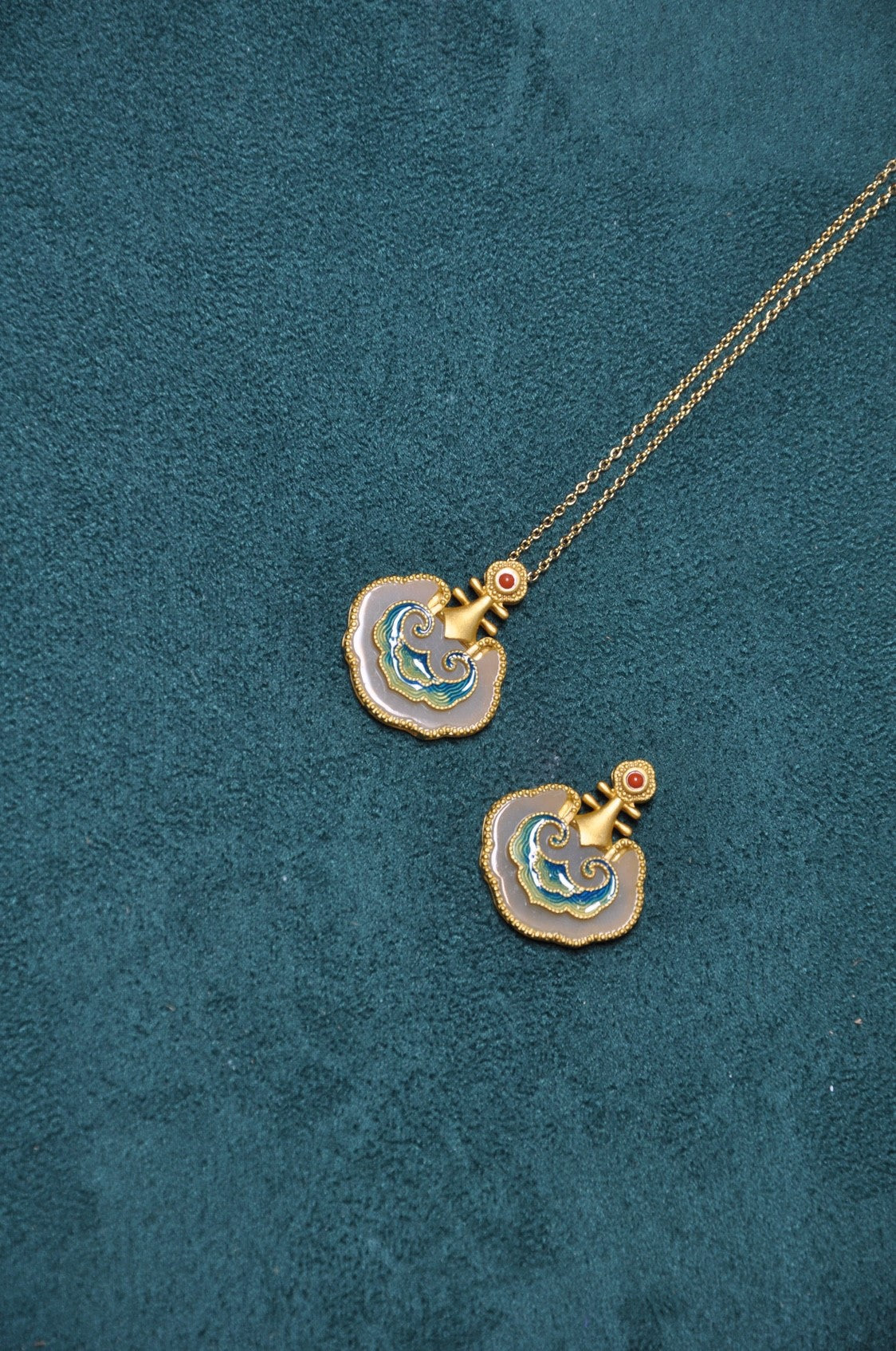 Beautiful Gold Necklace with Unique Style