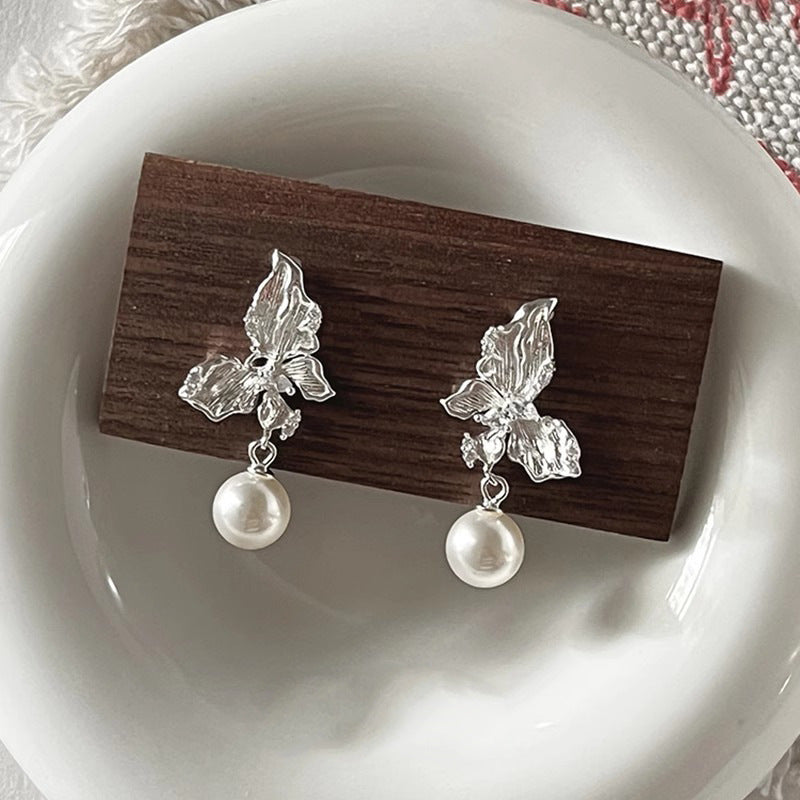 Beautiful Pearl Earring with Unique Style