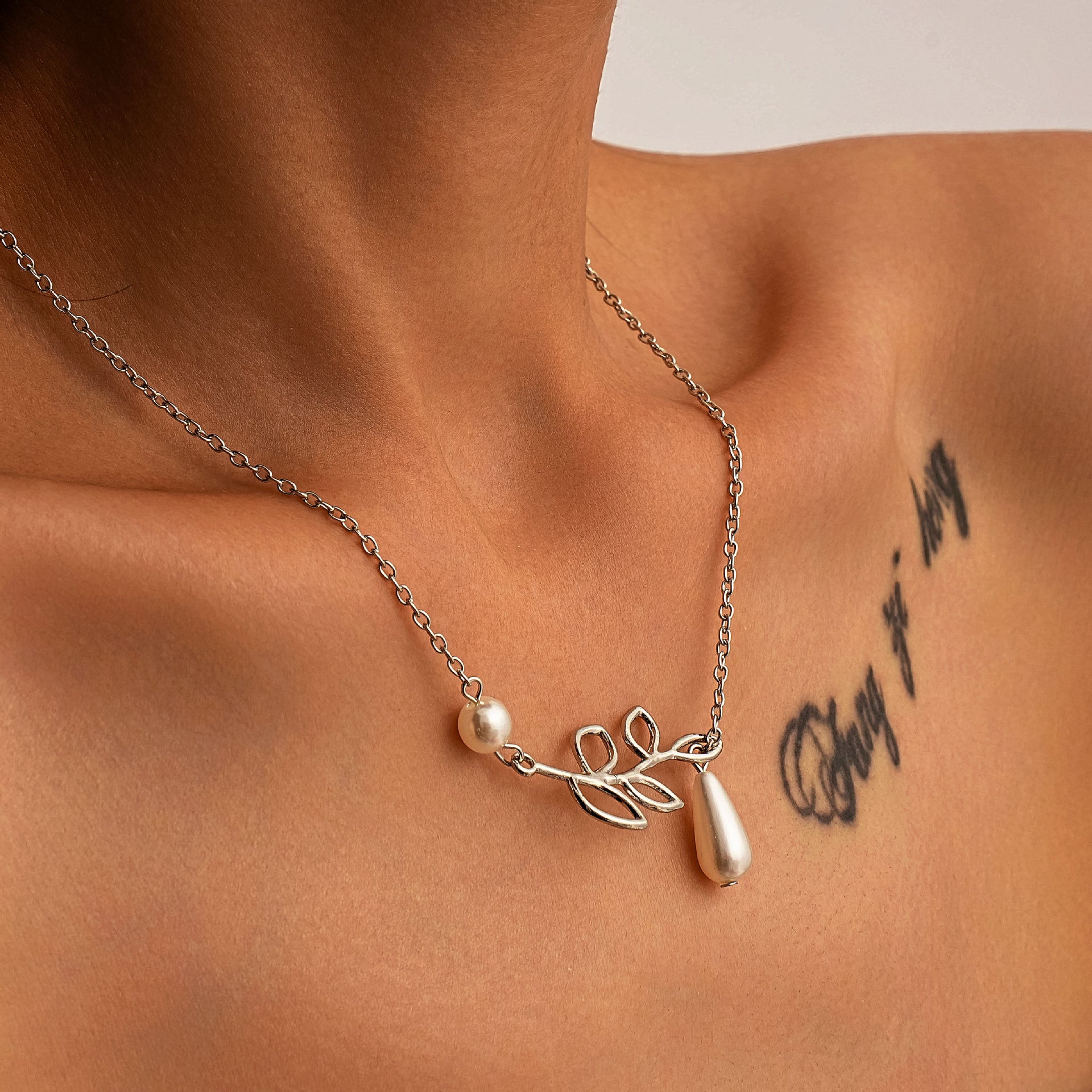 Beautiful Pearl Necklace with Unique Style