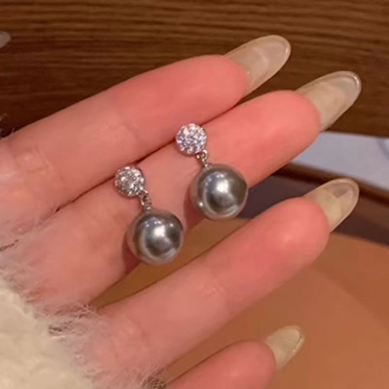 Beautiful Pearl Earring with Unique Style