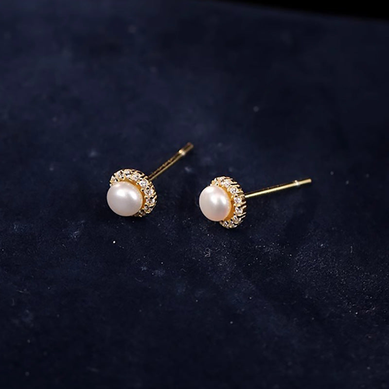 Charming Pearl Earring for Any Occasion