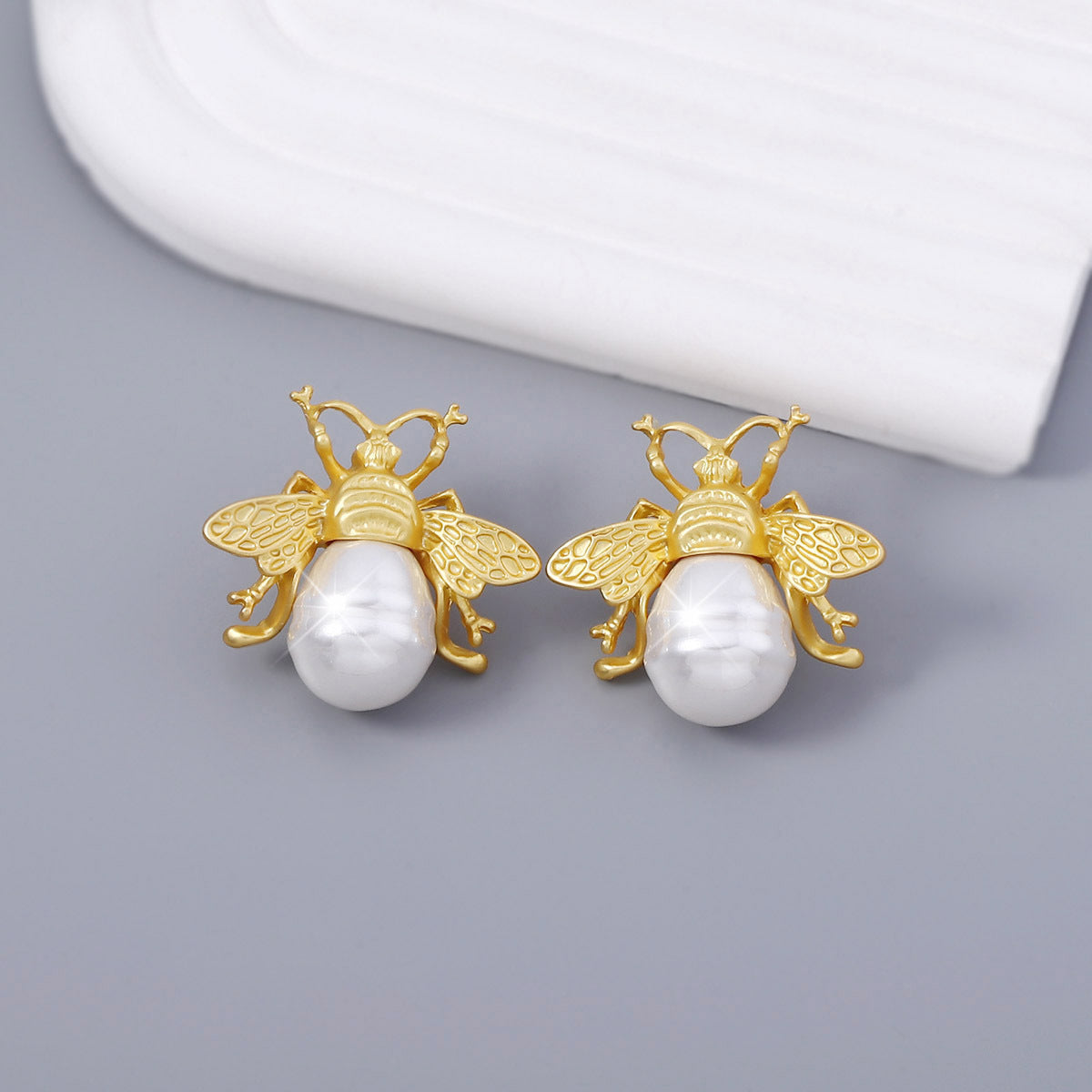 A Beautiful Pearl Earring with Unique Style