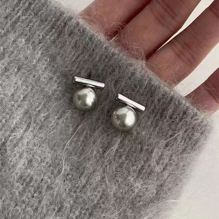 Beautiful Pearl Earring with Unique Style