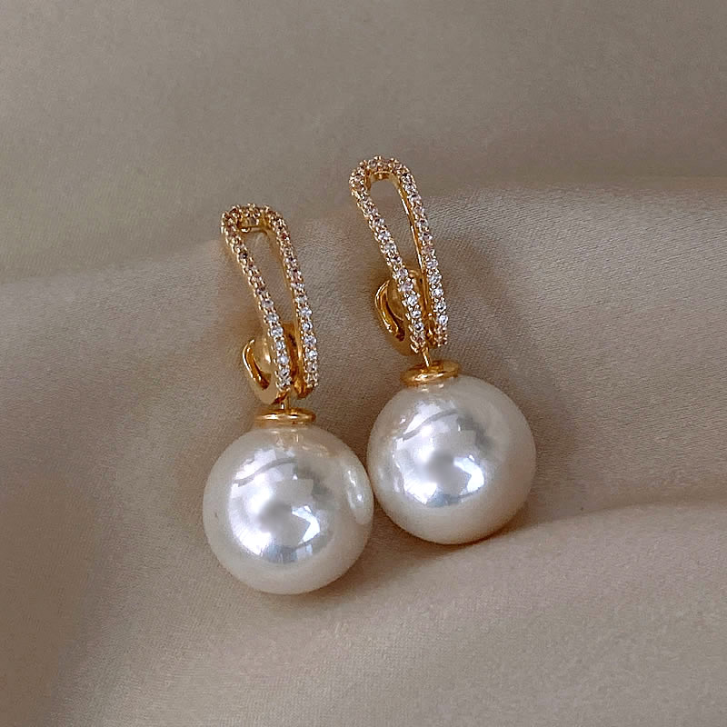 Romantic Pearl Earring for Special Moments