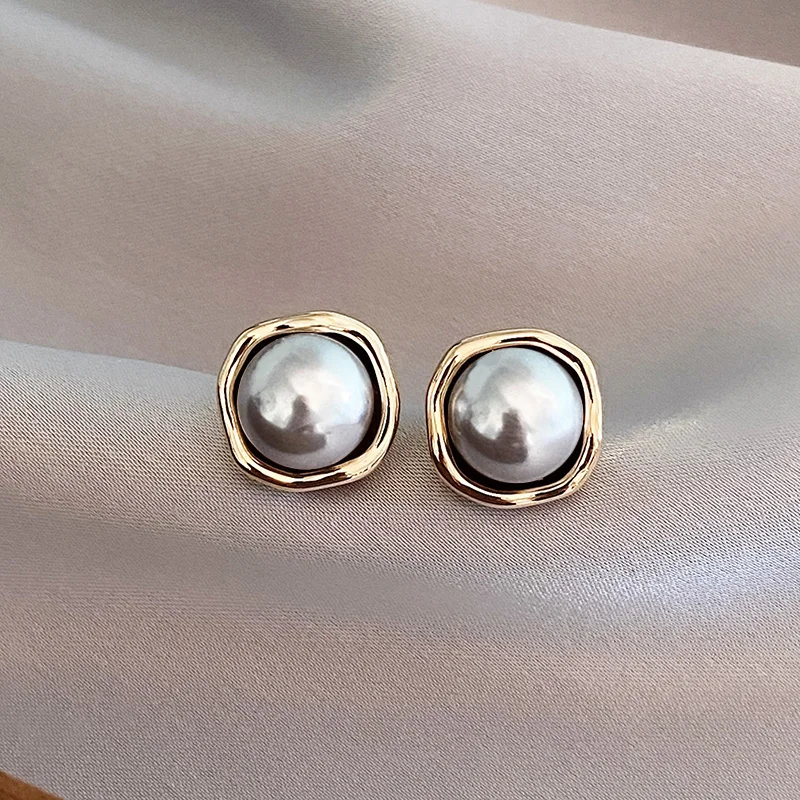 Classic Pearl Earring with Timeless Appeal