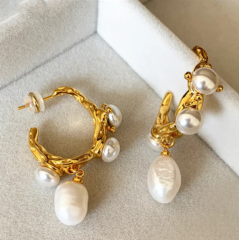 A Beautiful Pearl Earring with Unique Style