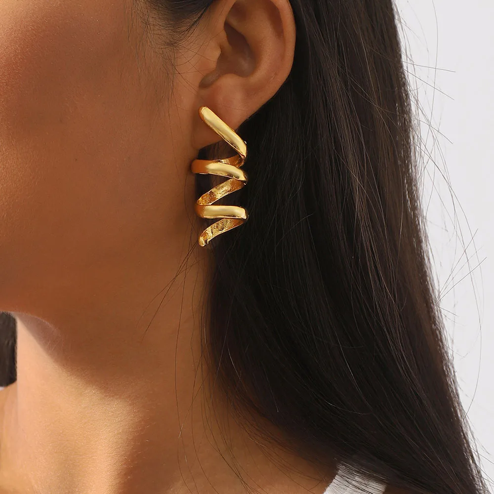 Charming Gold Earring for Any Occasion