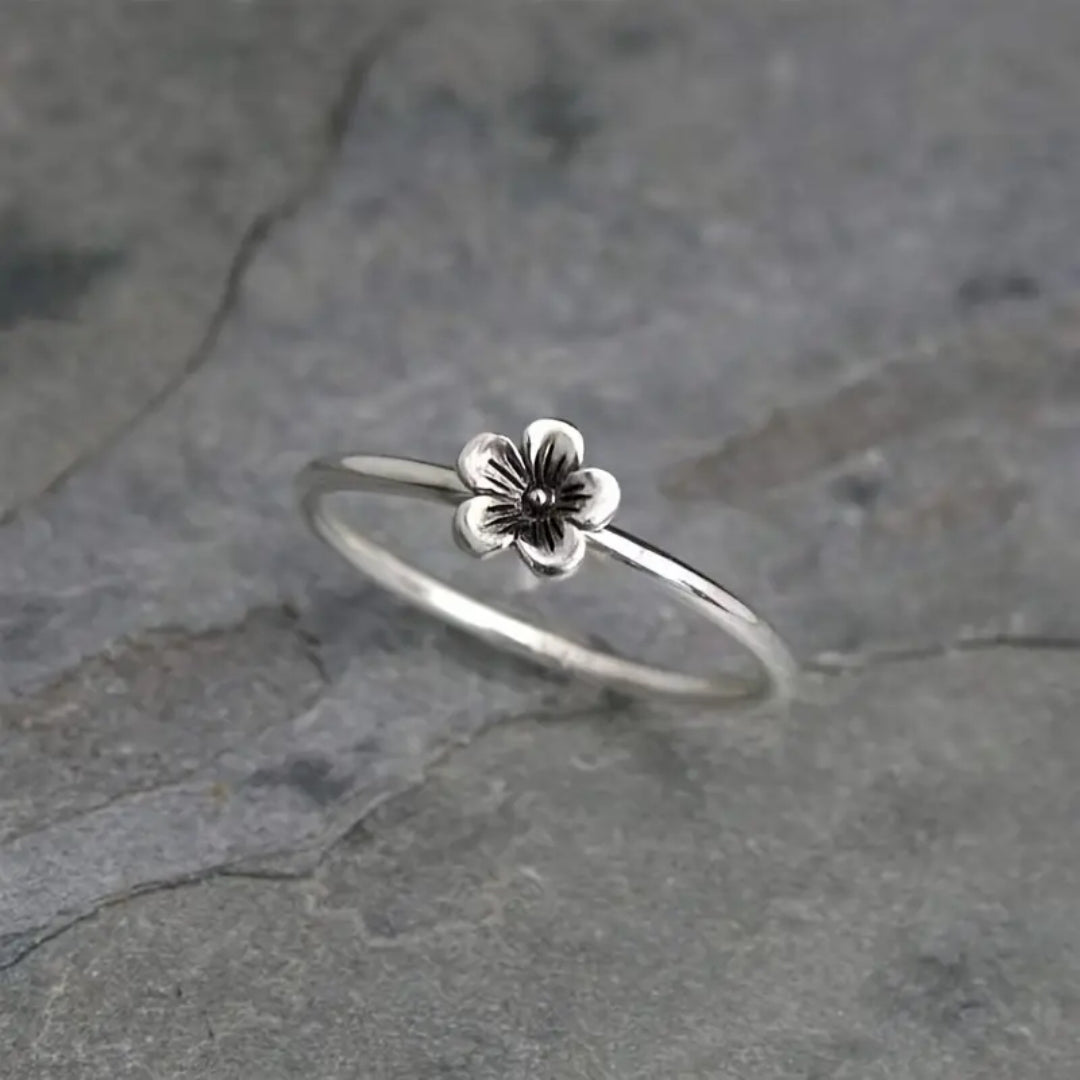 Classic Silver Ring with Timeless Appeal